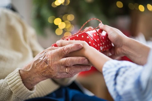 5 Gift Ideas for Elderly Relatives Who Might Move to a Retirement Home Soon