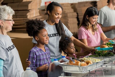 Four Fun Ways For Families To Give Back to the Community During The Holidays
