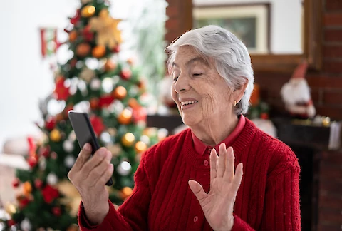 4 Ways to Reach Out to Friends and Family Members Online (During the Holidays and Beyond)