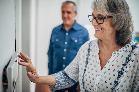 Technology in Aging Care: What You Need to Know About Smart Homes and Wearables for Seniors