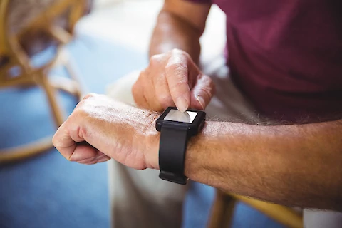 Technology in Aging Care: What You Need to Know About Smart Home Devices and Wearables for Seniors