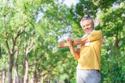 6 Simple Outdoor Stretches for Seniors